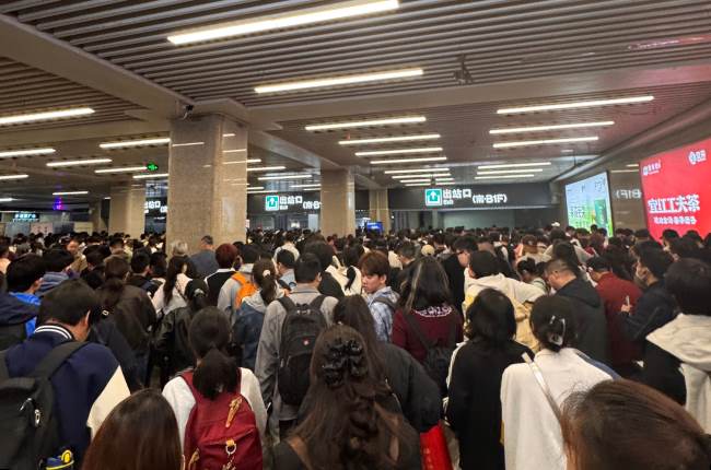 汉口火车站五峰土家族自治县采花茶叶国企品牌广告上刊实景图