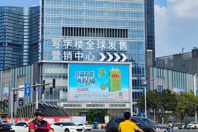广州番禺万博敏捷广场大屏广告正对十字路口 