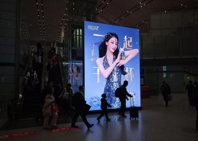 北京首都机场T3C三层出发安检区域客流情况实拍图