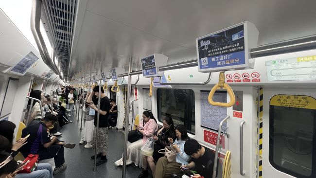 深圳地铁14号线车厢客流实拍图，俯拍实景图