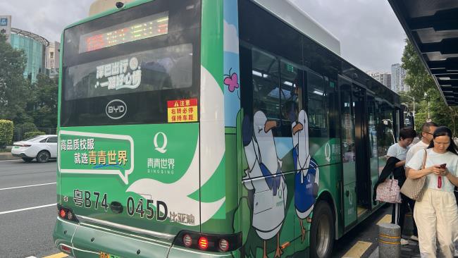 青青世界校服品牌选择113路发布广告投放，小海鸥吉祥物刊登在车身两侧