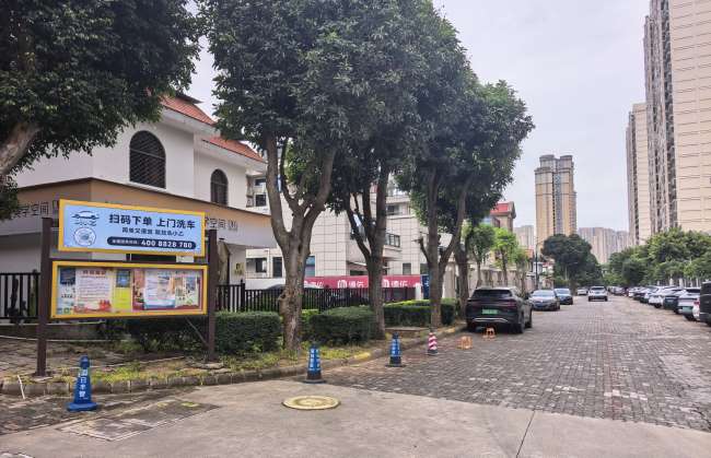 上门洗车洗小乙在泉州社区阅报栏上方灯箱广告的点位选择中优先停车场旁的位置