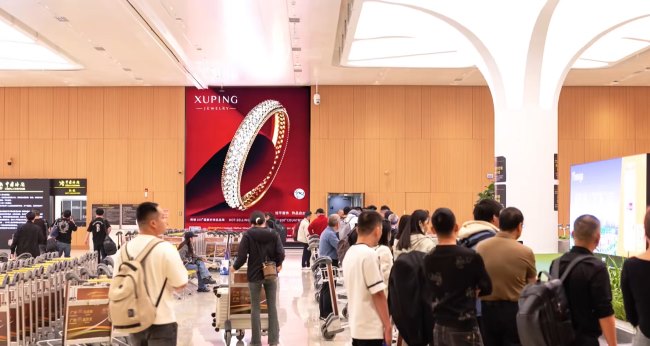 广州机场国际到达，T3新航站楼行李转盘区域旅客等候实拍图