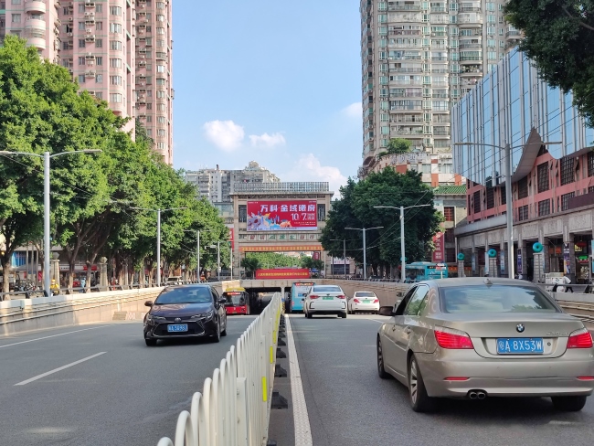 广州上下九康王路隧道远景拍摄车流量实拍图