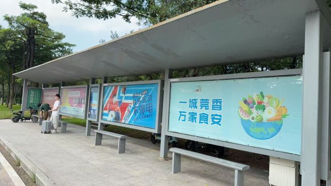 东莞松山湖公交候车亭广告:30+条路段覆盖华为生态圈