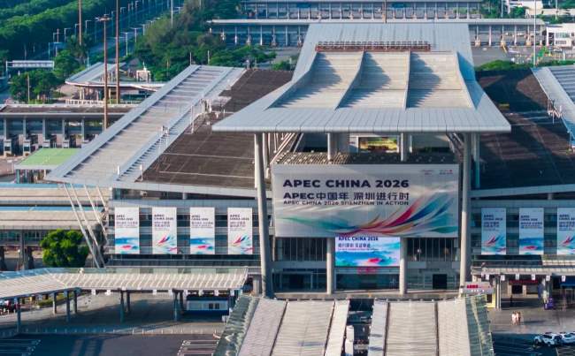 深圳口岸单日客流112万再创新高,APEC倒计时口岸同步亮灯