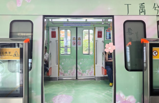 车门打开，厦门地铁1号线外车身和内包车一同刊登着丁禹兮演唱会广告信息，厦门文旅已发文宣传
