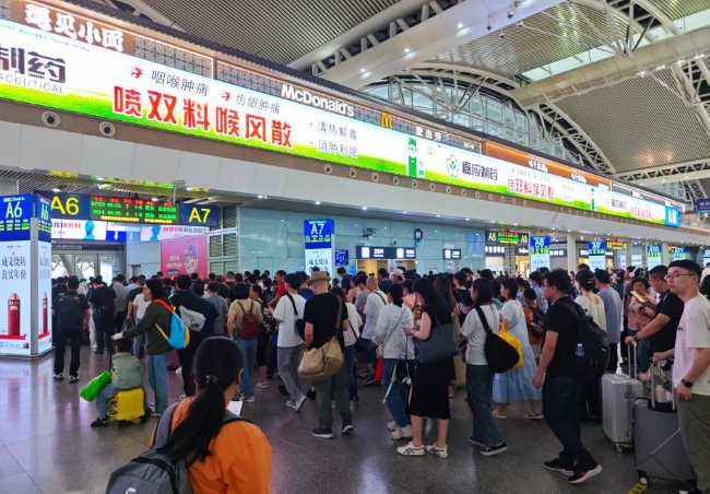广州南站检票口上方LED横屏:药品品牌扎堆投放案例分析