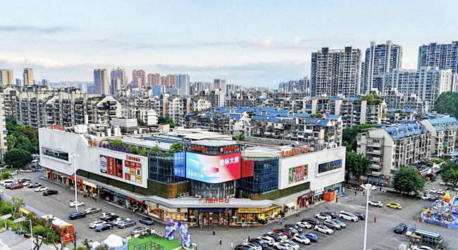 福州仓山区新华都恒升中心商场正门和地面停车场广场航拍图，正门门头LED大屏是现代化的双层面弧形屏 