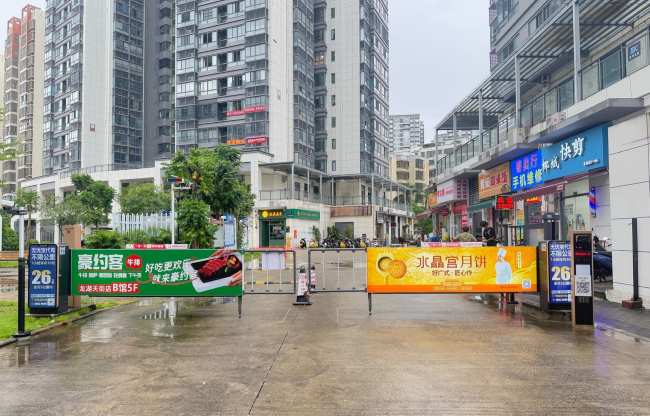 海口龙华市中交坡巷雅苑小区出入口道闸广告发布着豪约客牛排和水晶宫月饼广告