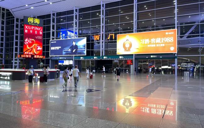 广州南站服务台魔方柱广告:旭平首饰从机场到高铁站的点位选择