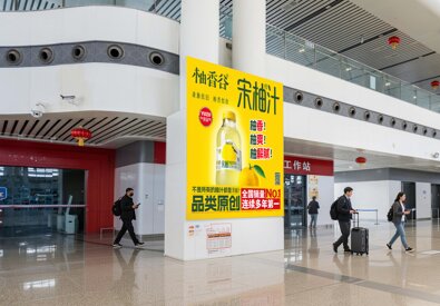 第一户外传媒-江门站-二层候车大厅柱面灯箱广告