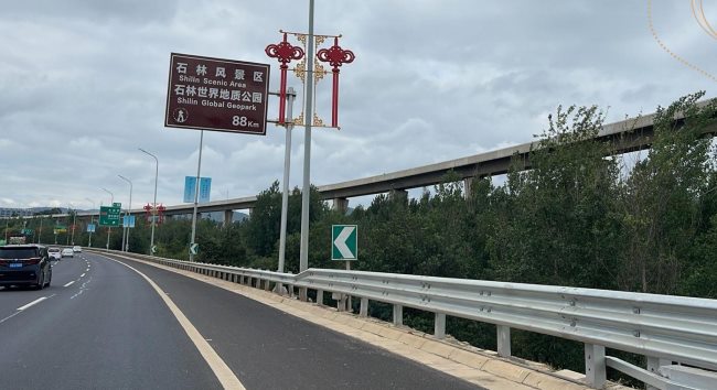 昆明机场高速交通标识牌：分布在主收费站前段及两面寺收费站前段