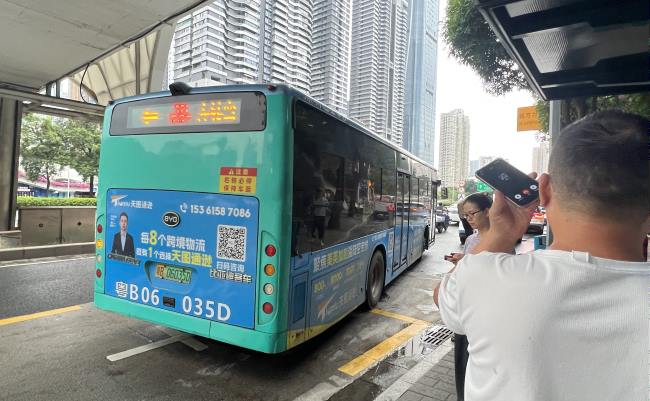 深圳公交321路早高峰区间车行驶中实拍图，图中深圳公交车车型为比亚迪K8