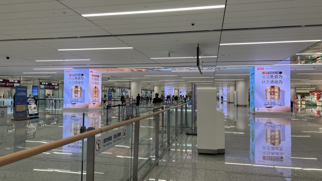 西安机场T5航站楼2层出发到达混流集散区域实拍图，这里同时也是国内出发安检口排队区域