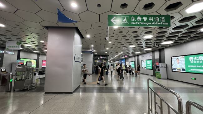 深圳地铁11号线机场墙面：从站厅到通道全是餐饮广告