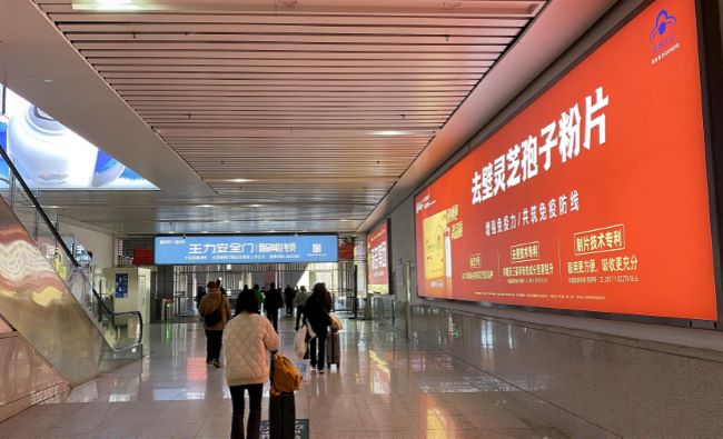 图为永康南站出站闸机口广告客流场景实拍图，闸机口上方也是安全门广告画面