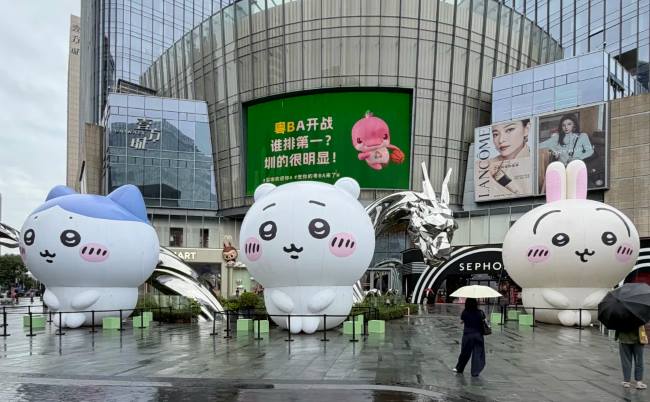 图为深圳宝安壹方城购物中心地铁广场路口活动期间实拍图