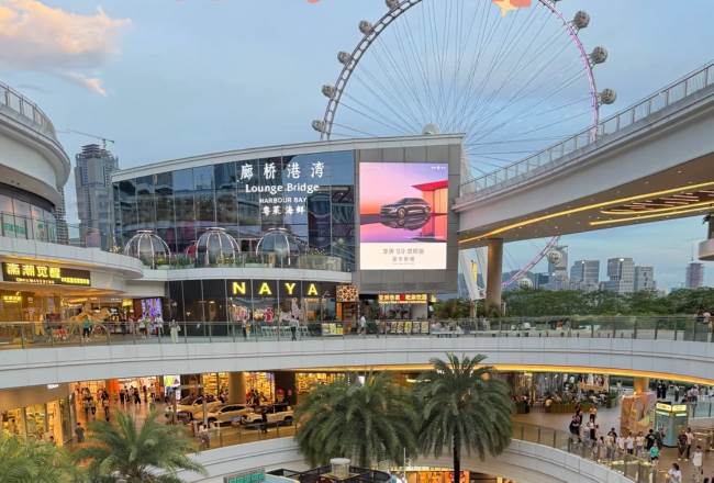 深圳宝安欢乐港湾，摩天轮下方是商圈