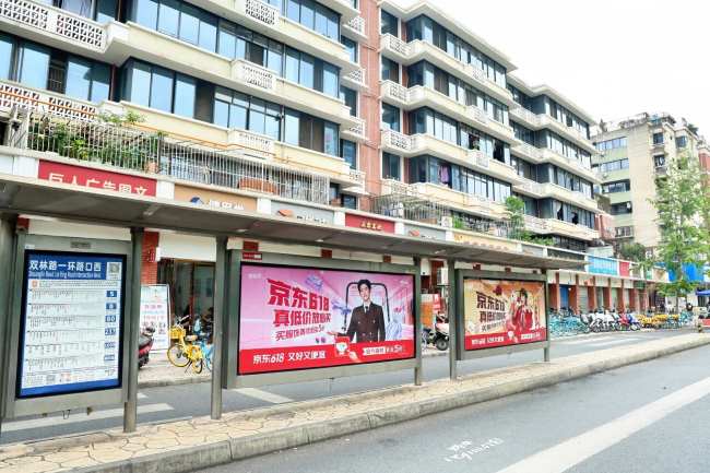 图为成都居民区双林路一环路口西公交站实拍图 