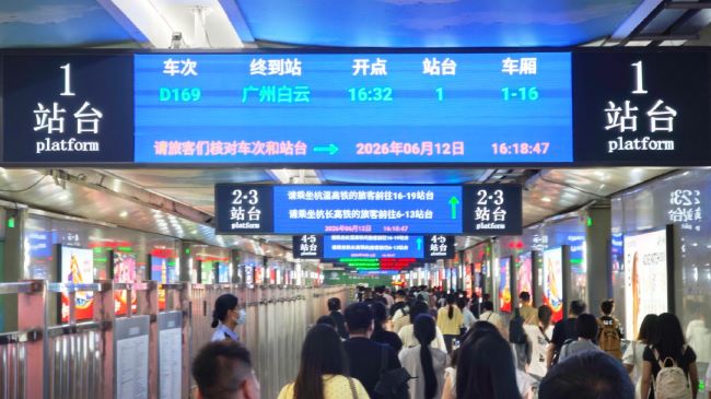 图为义乌站进出站通道客流情况实拍图，由杭长线的1站台往杭温线19站台方向拍摄