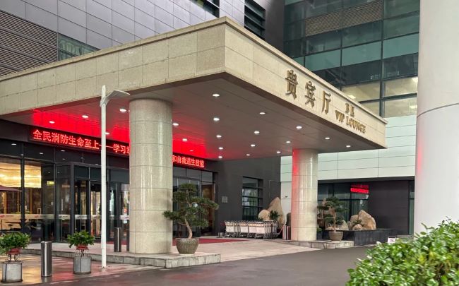 图为郑州机场贵宾厅B区门头实拍图，户外实景拍摄