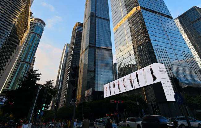 图为百丽集团官宣品牌代言人，投放深圳福田纵横视窗LED大屏实拍图