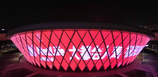 夜间的福州奥体中心在灯光映衬下，外观仿佛皇冠