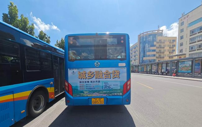 图为连云港公交车停场未发车场景实拍图，旁边是医院站和超长的候车亭站台等车场景