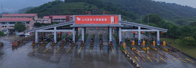 泉州安溪高速收费站顶棚大牌+立柱大牌:15车道双点位展示