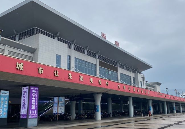 乐清站灯箱广告观察:电气品牌串起进出站灯箱广告