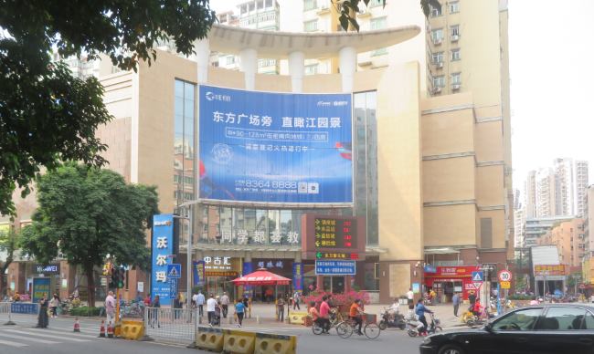 佛山明珠城在锦华东路主干道旁，广告位在正门外立面，三面翻喷绘，规格15.85m×11.25m