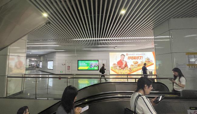 2026第20届中国（深圳）国际物流与供应链博览会展会画面用深色底配黄色色块，在站厅环境中辨识度较高，二维码和官网地址放在右下角